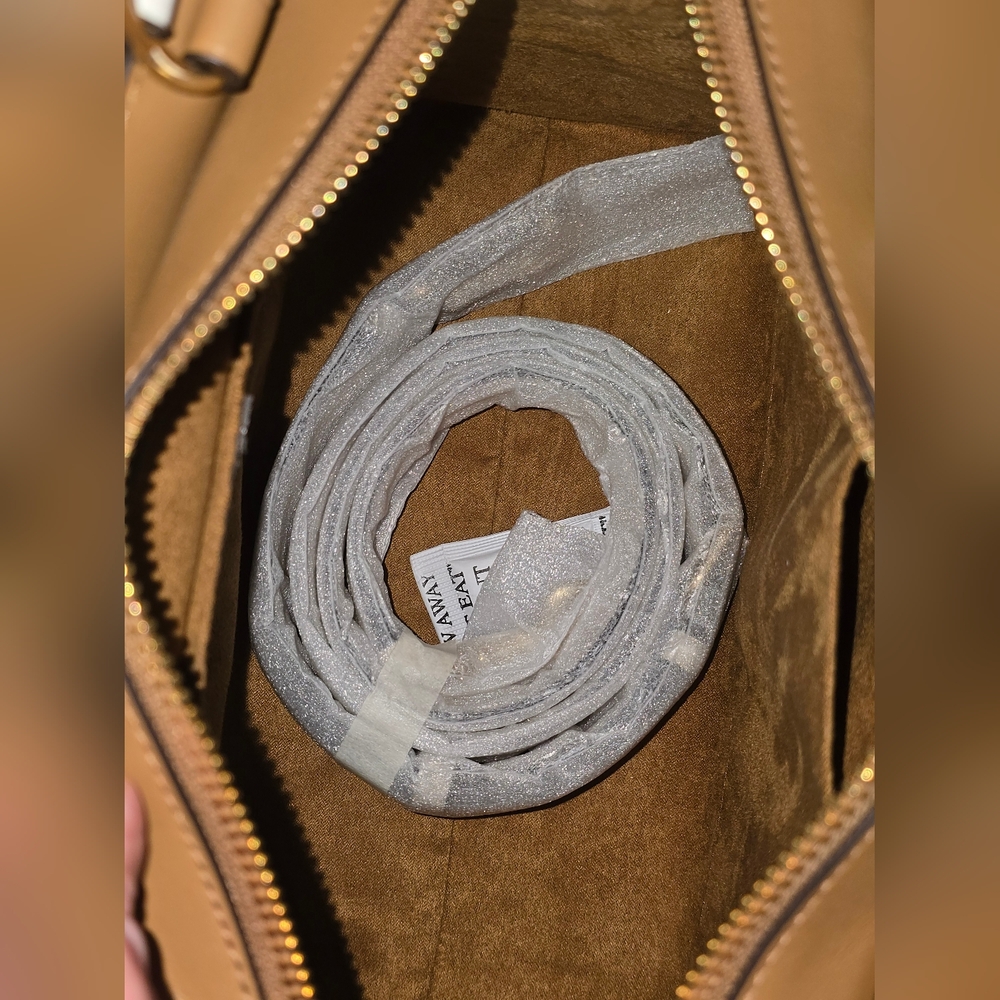 COACH SET 𧸠Zoe ~ Wallet & Bear Charm In Light Khaki / Chalk / Gold / Suede - Picture 6 of 13